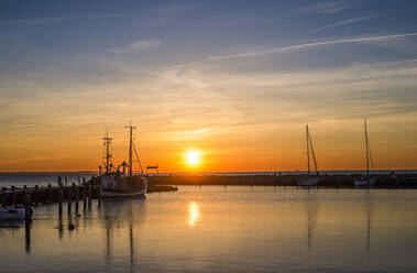 Germany, Mecklenburg-West Pomerania, Poel Island, Timmendorf, Sailboats and pier at sunset - BFRF02163