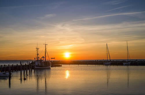 Deutschland, Mecklenburg-Vorpommern, Insel Poel, Timmendorf, Segelboote und Seebrücke bei Sonnenuntergang - BFRF02163