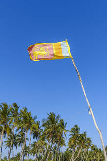 Sri Lanka, Südprovinz, Tangalle, Blickwinkel auf die Flagge Sri Lankas - EGBF00524