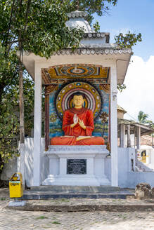 Sri Lanka, Südprovinz, Tangalle, Buddha-Statue im Henakaduwa Purana Viharaya-Tempel - EGBF00531