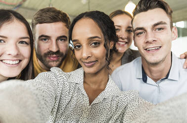 Group portrait of happy business people in office - UUF19899