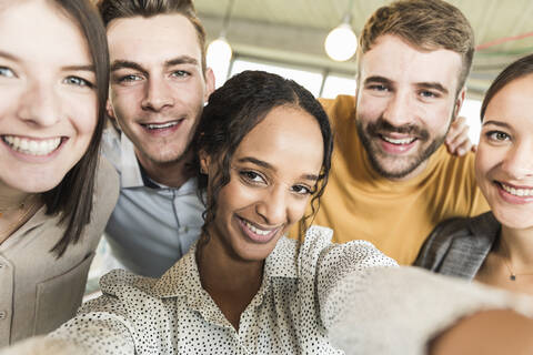 Gruppenbild von glücklichen Geschäftsleuten im Büro, lizenzfreies Stockfoto