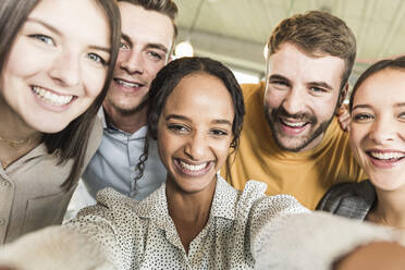 Group portrait of happy business people in office - UUF19901