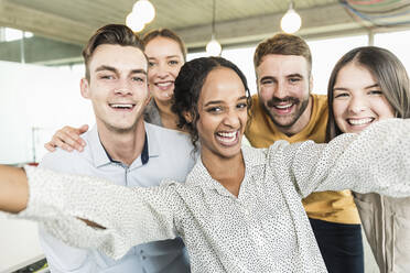 Group portrait of cheerful business people in office - UUF19902