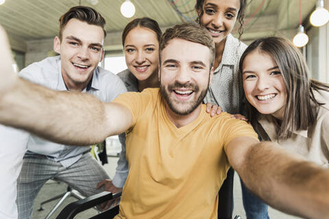 Gruppenbild von glücklichen Geschäftsleuten im Büro, lizenzfreies Stockfoto