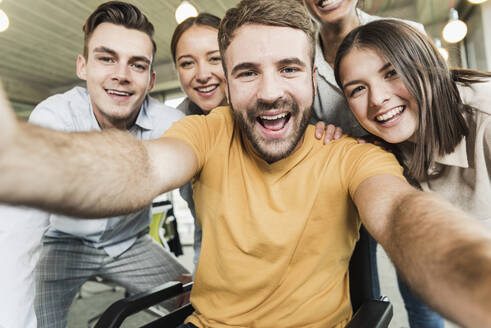 Group portrait of cheerful business people in office - UUF19910