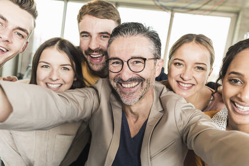 Group portrait of happy business people in office - UUF19913