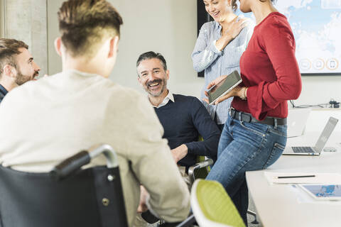 Geschäftsleute bei einem Treffen im Büro, lizenzfreies Stockfoto
