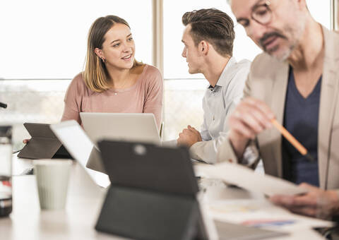 Geschäftsleute bei einem Treffen im Büro, lizenzfreies Stockfoto