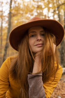 Porträt einer modischen rothaarigen jungen Frau im herbstlichen Wald - AFVF04896