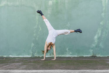 Junge Frau im Handstand - AFVF04942