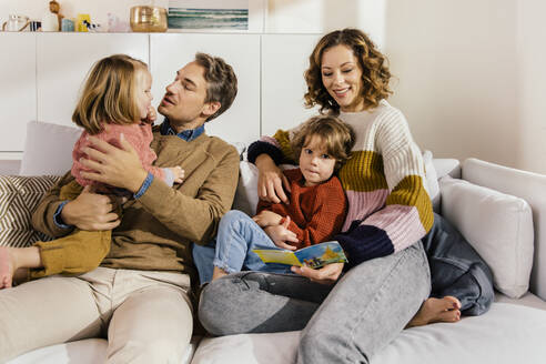 Vater sitzt zu Hause auf der Couch - MFF04971