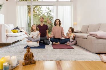 Gemeinsam meditierende Familie zu Hause - MFF05018