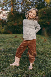 Porträt eines lächelnden Mädchens auf einer Wiese im Herbst - MFF05048