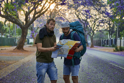 Backpackers with map on a street, Pretoria, South Africa - VEGF01267