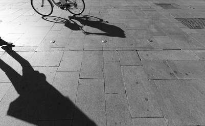 Schatten auf einem Bürgersteig, Sevilla, Spanien - FCF01867