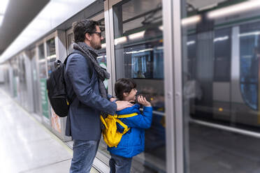 Vater und Tochter warten in der U-Bahn-Station - ERRF02519