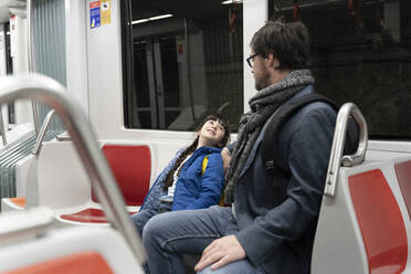 Vater und Tochter von Angesicht zu Angesicht in der U-Bahn - ERRF02524