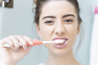 Woman brushing teeth - ERRF02551