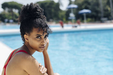 Portrait of young woman at poolside - SODF00448