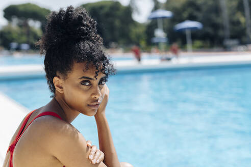 Porträt einer jungen Frau am Swimmingpool - SODF00448