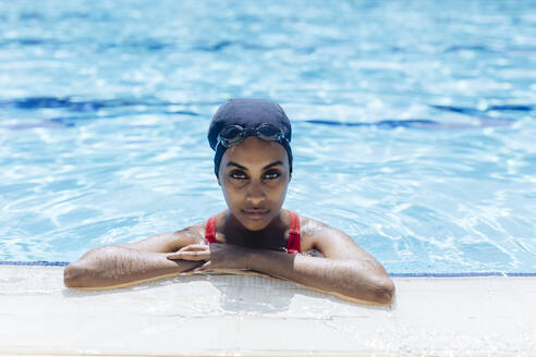 Porträt einer jungen Frau im Schwimmbad - SODF00454