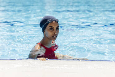 Porträt einer jungen Frau im Schwimmbad - SODF00455