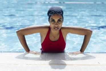 Porträt einer jungen Frau im Schwimmbad - SODF00456