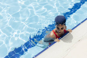 Junge Frau im Schwimmbad von oben gesehen - SODF00457