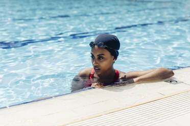 Porträt einer jungen Frau im Schwimmbad - SODF00458