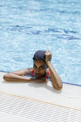 Porträt einer jungen Frau im Schwimmbad - SODF00463