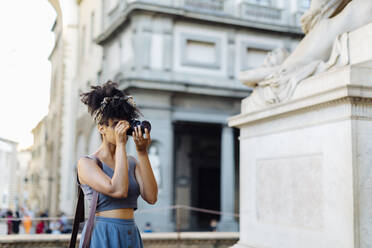 Junge Frau beim Fotografieren mit Kamera, Florenz, Italien - SODF00497