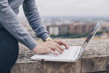 Nahaufnahme der Hände eines jungen Mannes beim Tippen auf seinem Laptop in Lleida - ACPF00648