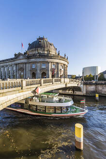 Deutschland, Berlin, Fähre fährt unter der Brücke vor dem Bode-Museum - WDF05655