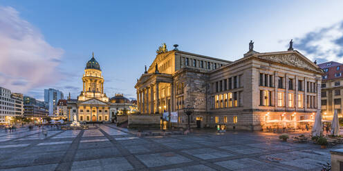 Deutschland, Berlin, Panorama des Gendarmenmarktes in der Abenddämmerung - WDF05656