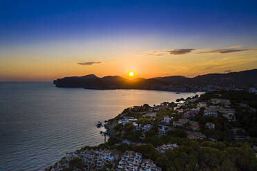 Spanien, Mallorca, Santa Ponsa, Luftaufnahme der Küstenstadt bei Sonnenuntergang - AMF07686