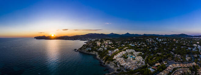 Spanien, Mallorca, Santa Ponsa, Luftpanorama der Küstenstadt bei Sonnenuntergang - AMF07687