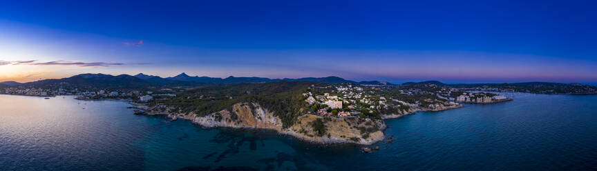 Spanien, Mallorca, Santa Ponsa, Luftpanorama der Küstenstadt bei Sonnenuntergang - AMF07688