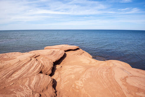 Canada, Prince Edward Island, Sandstone rock formations of Cavendish Beach - ELF02087