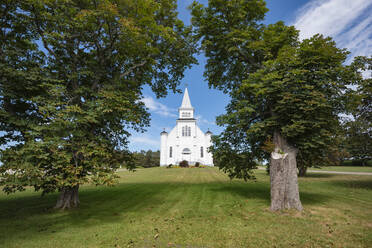 Kanada, Prince Edward Island, Saint Peters Bay, Grüner Rasen vor der Saint Peters Kirche - ELF02095
