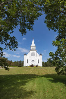 Kanada, Prince Edward Island, Saint Peters Bay, Grüner Rasen vor der Saint Peters Kirche - ELF02097