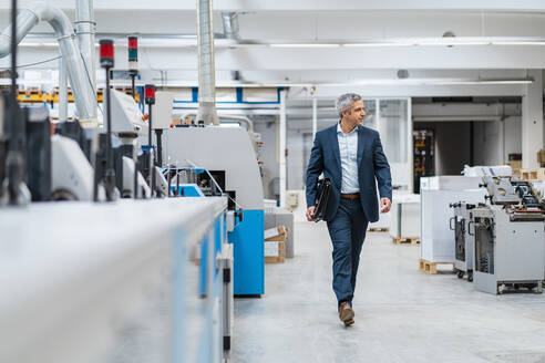 Geschäftsmann in einer Fabrik - DIGF09228