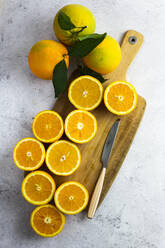 Frisch geschnittene Orangen auf dem Schneidebrett - GIOF07919