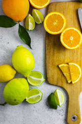 Cutting board and various citrus fruits - GIOF07930