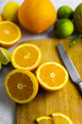 Frisch geschnittene Orangen auf dem Schneidebrett - GIOF07931