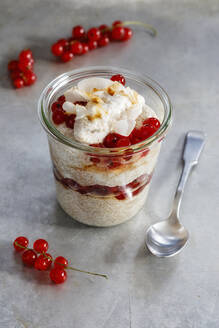 Glas glutenfreie Amaranth-Mousse mit roten Johannisbeeren - EVGF03571