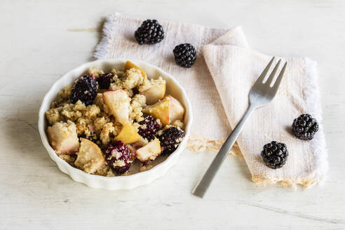 Schüssel mit gluten- und laktosefreier Hirse mit Apfel und Brombeeren - EVGF03582