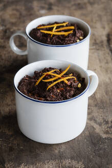 Becher mit gluten- und laktosefreiem Schokoladenpudding mit Canihua, Chili und Orange - EVGF03585