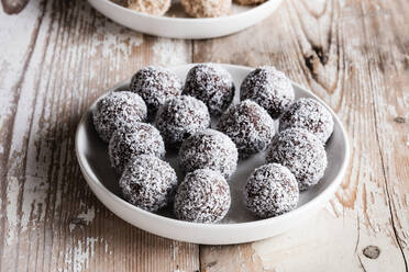 Vegan protein balls with millet, coconut, cocoa and nuts - EVGF03590