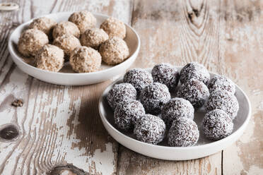 Vegan protein balls with millet, coconut, cocoa and nuts - EVGF03591
